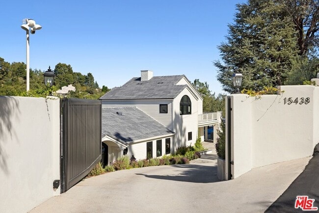 Photo - 15438 Mulholland Dr