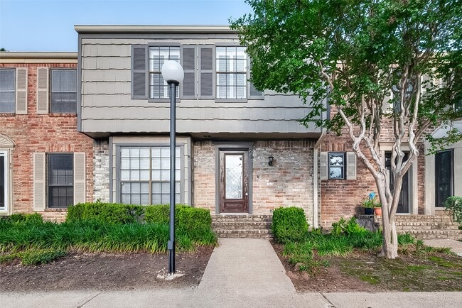 Building Photo - 7505 Memorial Woods Dr Unit 24