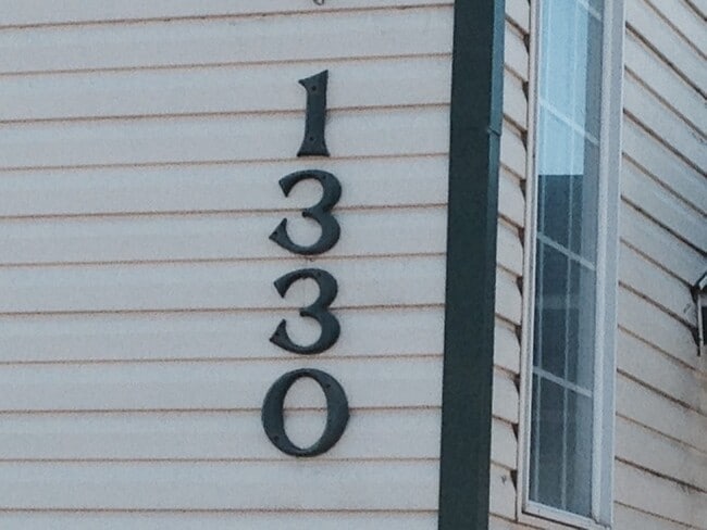 Building Photo - 1330 D S Skyline Dr