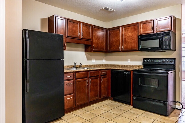 2BR, 1.5BA - 865SF - Kitchen - Tracy Lane-855