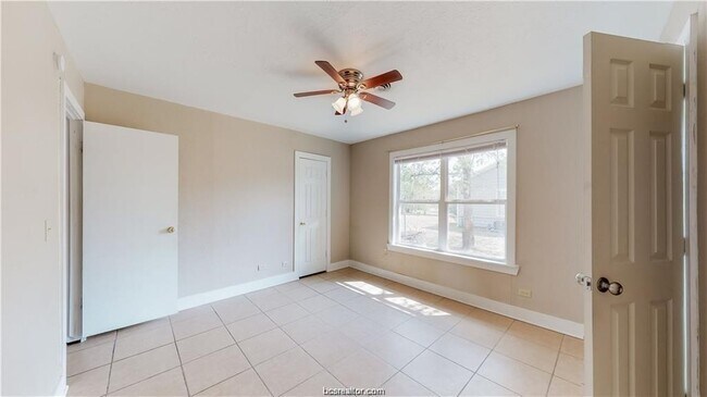 Photo - 202 Walton Dr