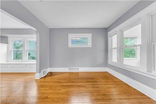 Building Photo - 10128 Unit 2/UP