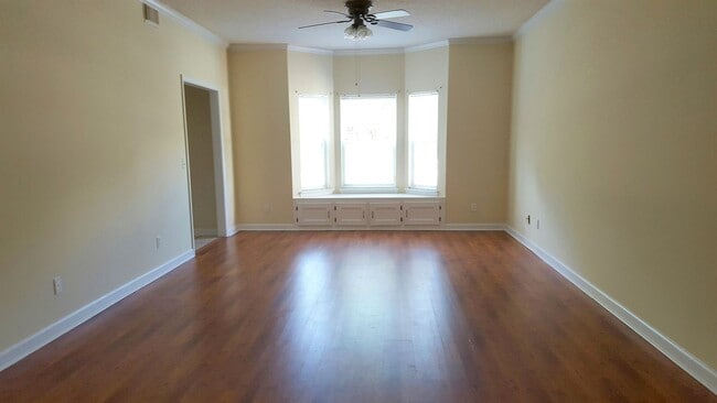 Photo - 410 S College St