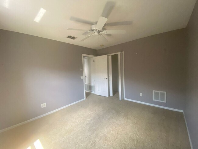 Photo - 5 BEDROOM HOUSE WITH PRIVATE POOL AND LAKE...