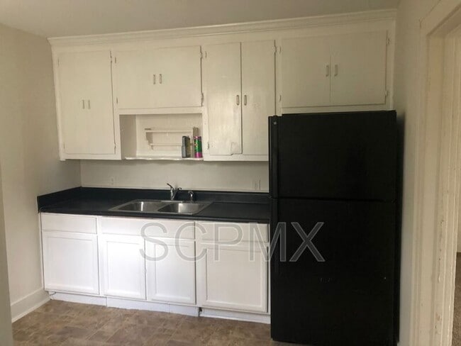 Photo - 2653 Lawrence Ave