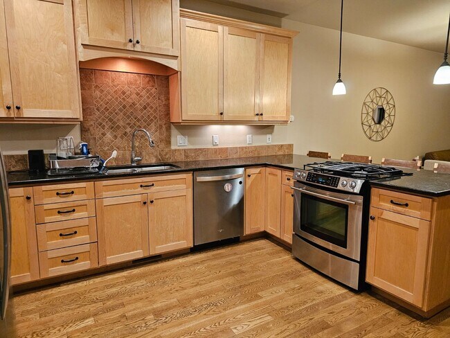 Photo - 715 NE Oak St