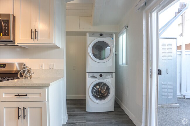 2BR, 1.5 BA-1100 SF