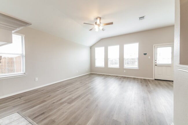 Photo - 506 Oxford Loop