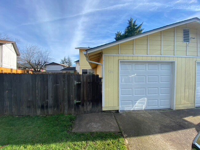 Building Photo - 2 bed 1.5 bath Gateway area duplex Unit 922 Cloverleaf Loop