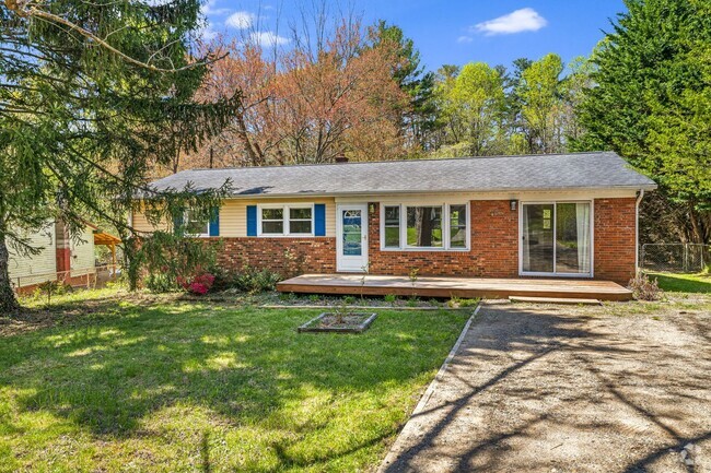 Building Photo - 3-Bedroom West Asheville Ranch with Bonus ... Rental