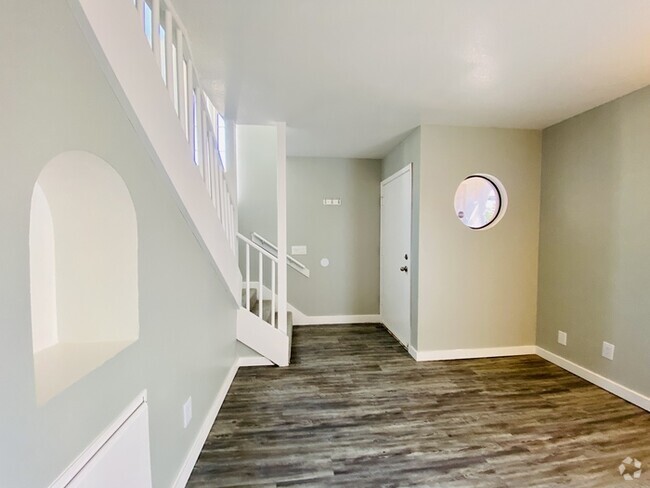 Building Photo - Renovated Townhome with Spacious Yard! W/D...