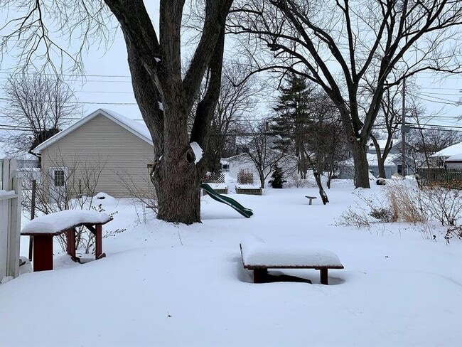 Building Photo - 930 Henry St