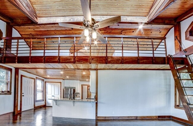 Photo - 3/2 Rustic Craftsman Home Of Your Dreams!