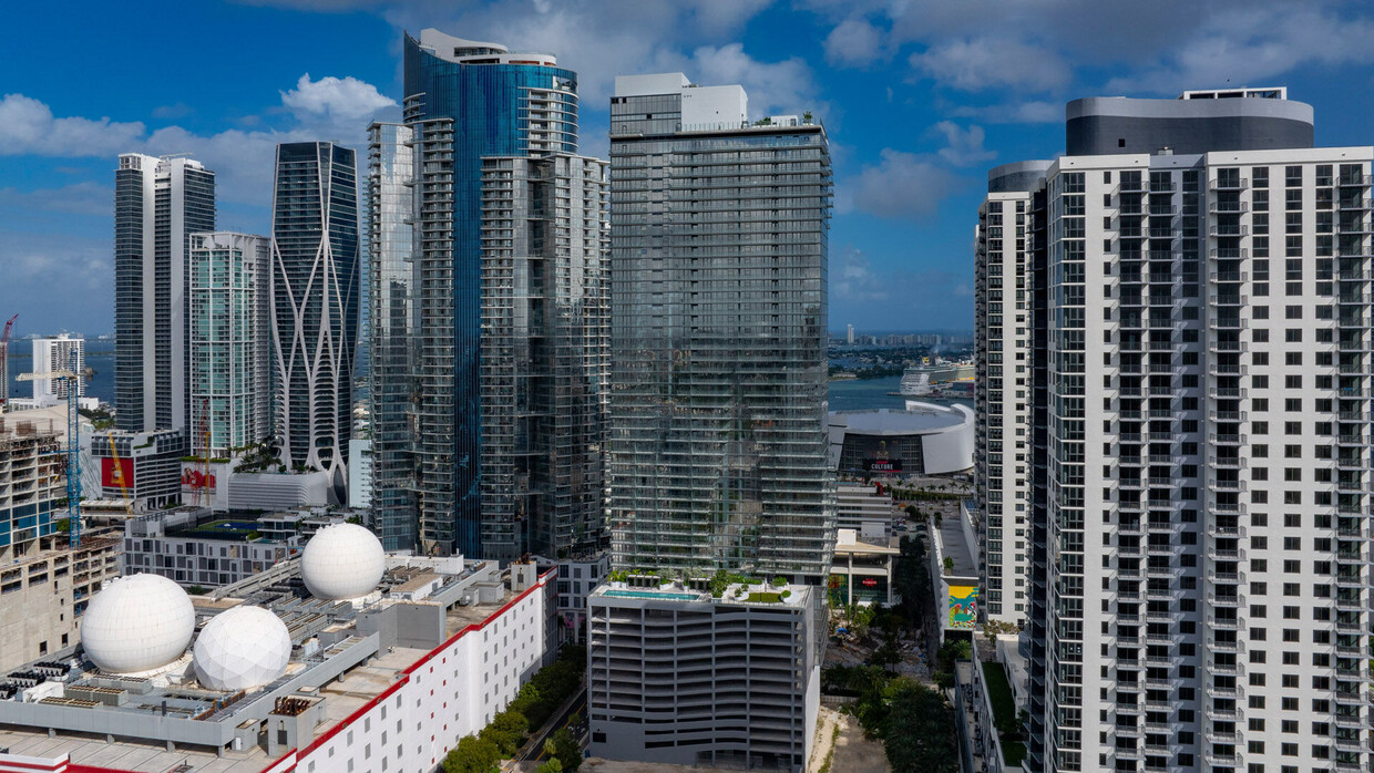 Photo - Miami World Tower Apartments