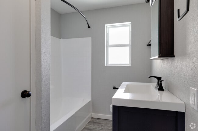 2BR, 1BA - 750SF