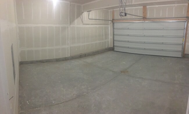 cochera - 10668 N 36th E