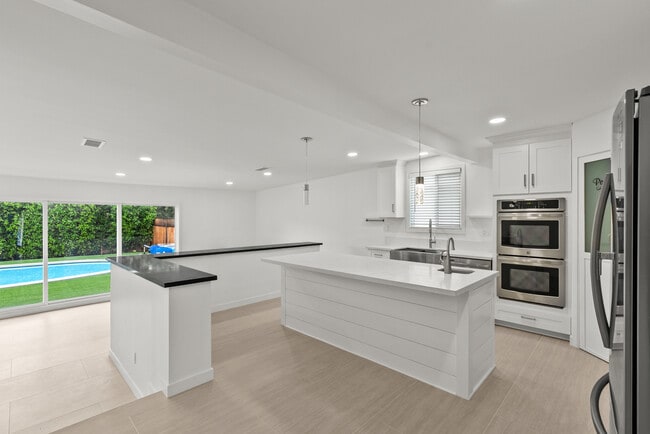 Building Photo - 10144 Gaviota Ave