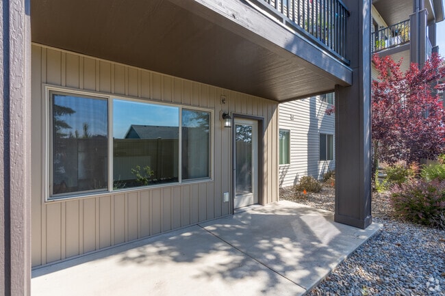 2BR, 2BA - 1022SF - Balcony