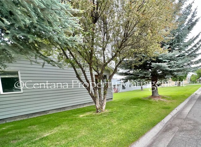 Photo - Well kept 3 bedroom 2 bathroom condo on the flats!