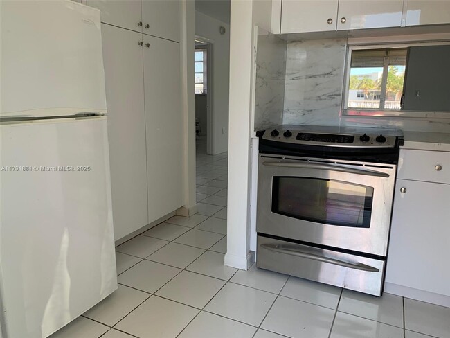 Photo - 2859 Leonard Dr