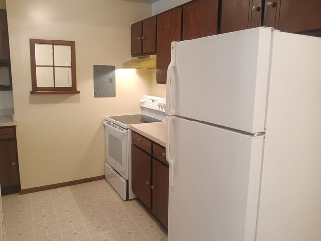 Building Photo - 2 Bedroom 1.5 bathroom condo Unit D