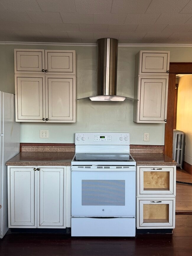 Kitchen view 2 - 3 Howard St Unit D