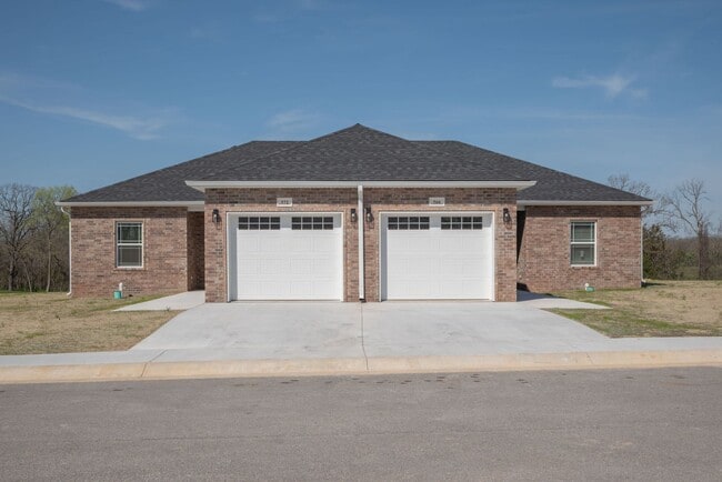 Brand New Neosho Unit now available for le... - Brand New Neosho House Unit now available for le...