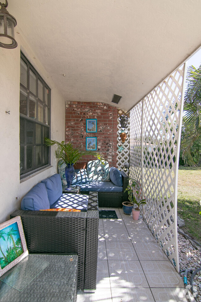 Building Photo - 2206 NE 4th St Unit 1 Rental