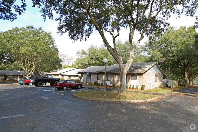 Photo - Oakcrest Apartments