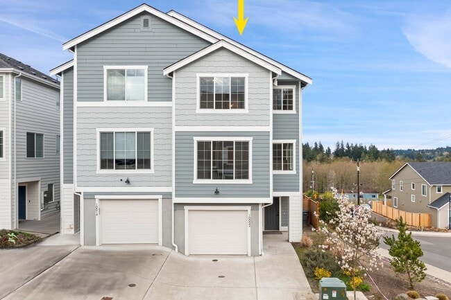 Building Photo - Luxury Townhome in Central Kitsap