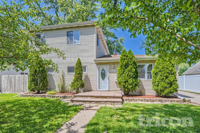 Photo - 612 W James St