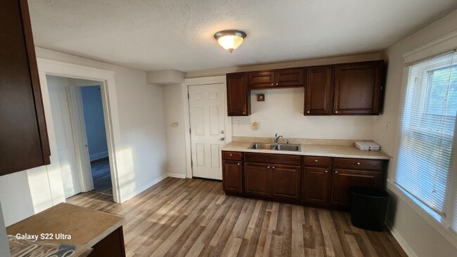 16108 Parkgrove Ave Unit Upstairs