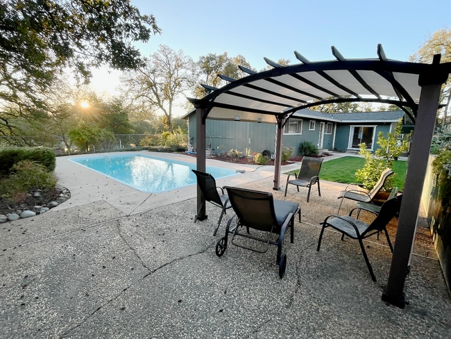 Photo - COUNTRY SETTING 3 BEDROOM WITH POOL AND SOLAR