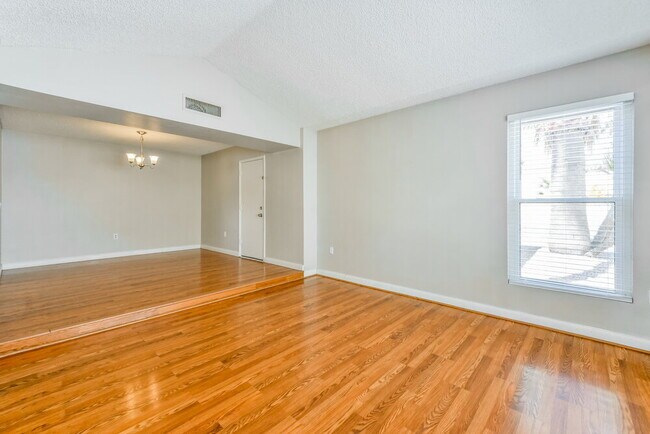 Photo - 521 N Red Rock St