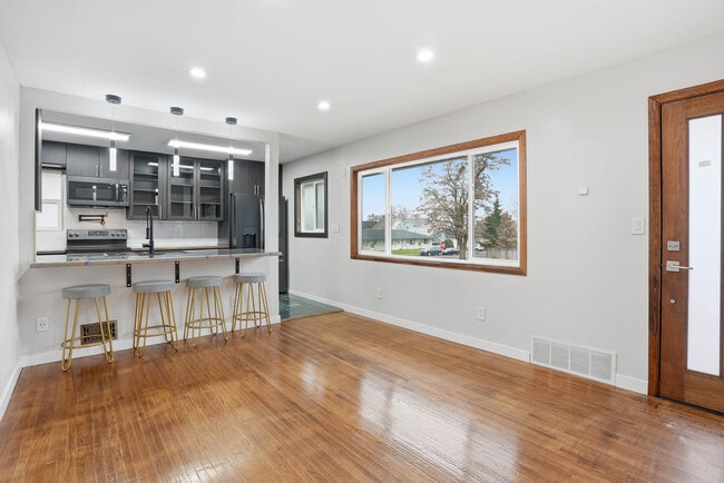 Photo - 729 W Augusta Ave