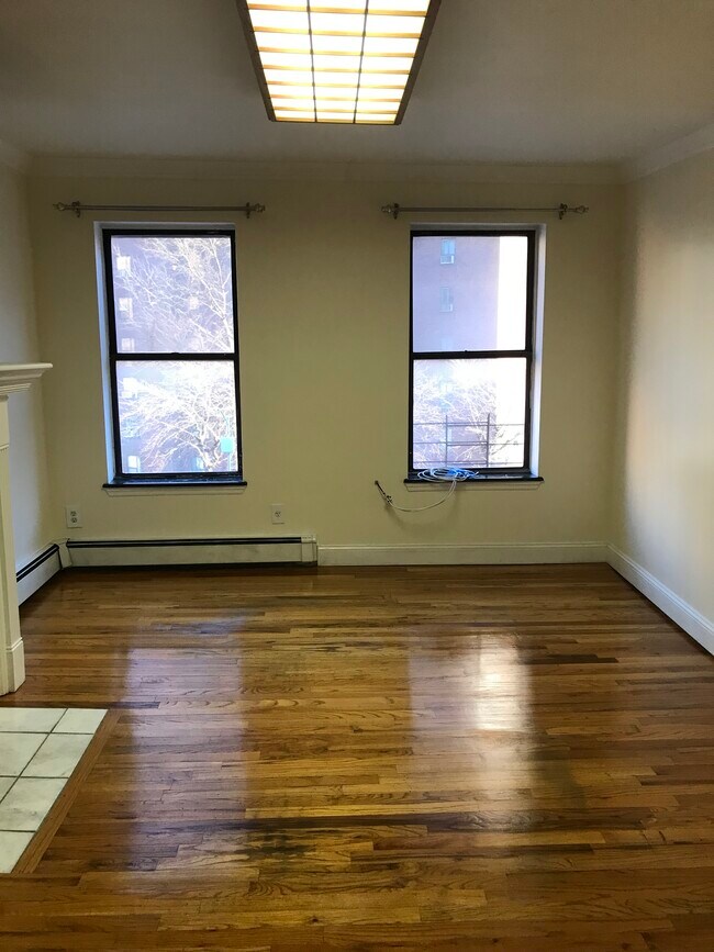 Building Photo - 379 1st Ave Unit 6