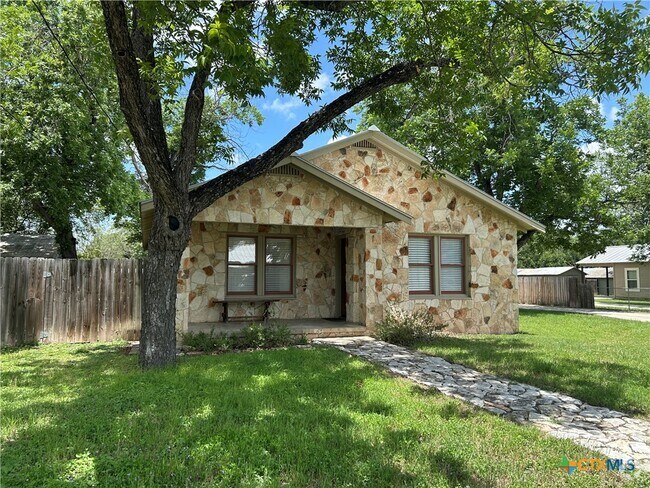 Building Photo - 237 E Garza St Rental