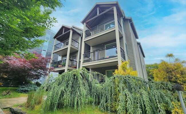 Building Photo - 1555 N Willis Blvd