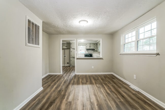 Photo - 105 Weathington Rd SW