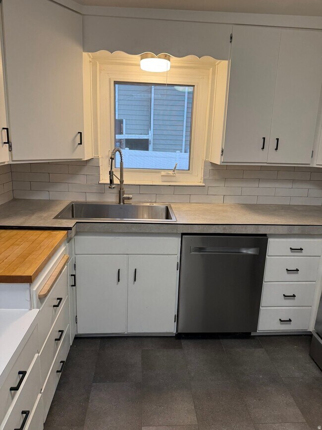 1870 Cresthill Dr Unit UPSTR
