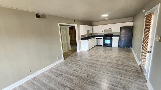 Building Photo - 1304 Summit St Unit 206 Rental
