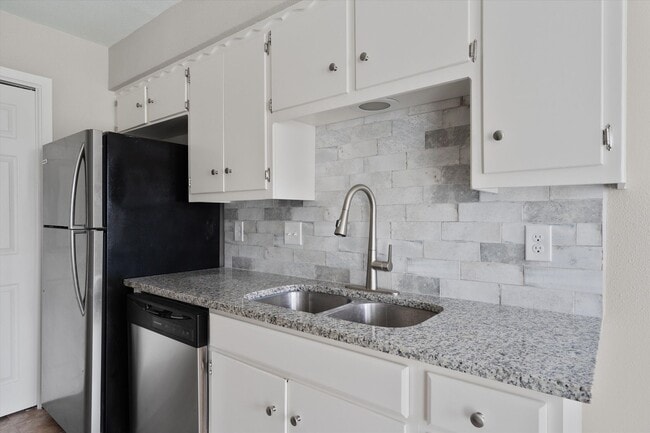 Building Photo - 701 Ramble Ln Unit 1
