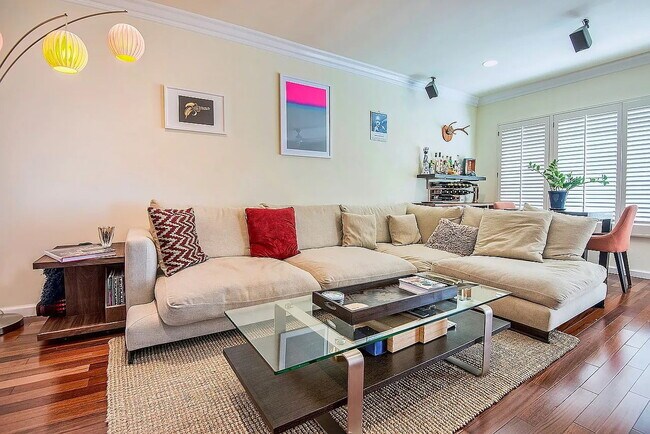 "Charming 1-Bedroom Retreat in Prime Santa Monica Location – Welcome Home!"