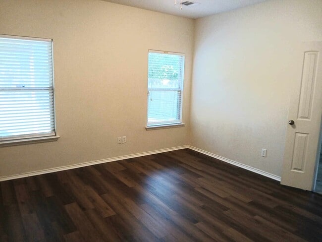 Photo - 4302 Stanley Park