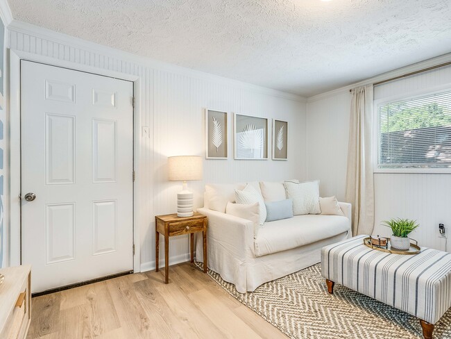 Building Photo - DeLesseps Furnished Apartment Unit A