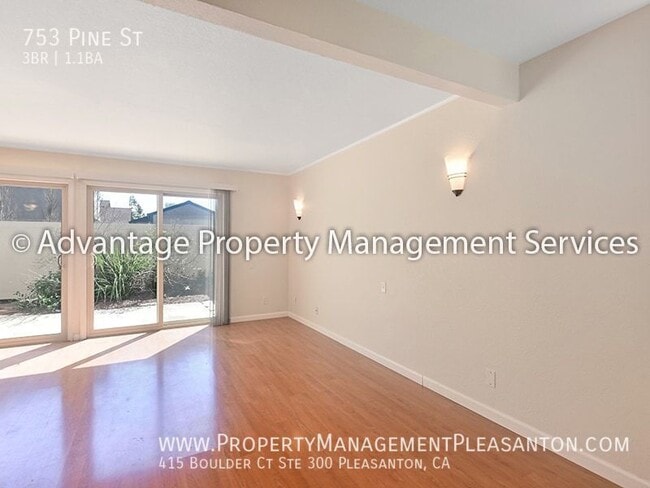Photo - 753 Pine St