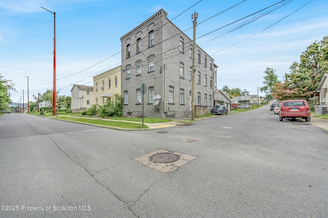 Photo - 717 Mill St