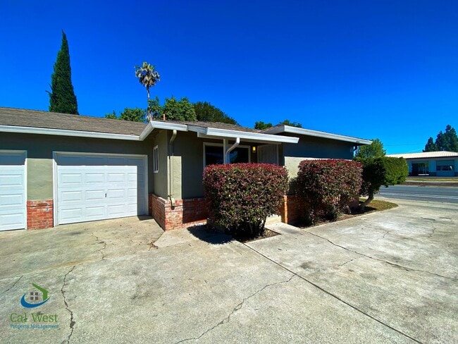 Photo - 01776 -3619/3621  Camden Avenue Unit 3619