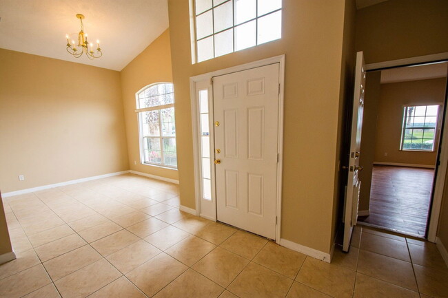 Photo - 421 Lockbreeze Dr