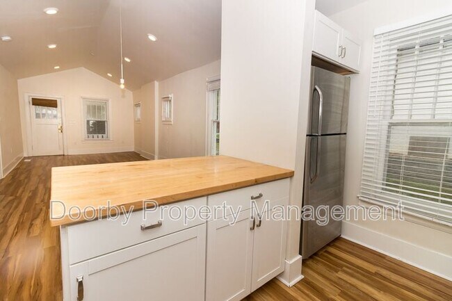 Photo - 209 W Peak St